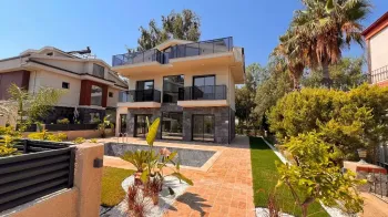 Detached Calis family home with pool and garden